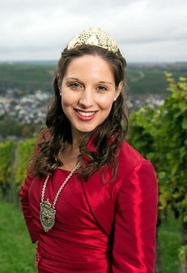 Die Kandidatin aus Ahrweiler heißt Theresa Ulrich. Die amtierende Burgundia des Weinortes Ahrweiler ist 22 Jahre alt und arbeitet als Ergotherapeutin. Schon als 7-jährige hatte sie den Wunsch einmal Weinkönigin zu werden und hat die erste Bewerbung in Form einer selbst gemalten Autogrammkarte beim Arbeitskreis Ahrweiler abgegeben. Nun möchte sie auch Ahrweinkönigin werden, um noch mehr über das Tal, den Wein und die Winzer zu erfahren. Seit einigen Jahren ist sie auch als Servicekraft im Winzerhof Körtgen aktiv.