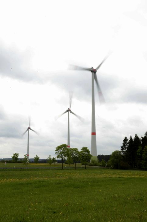 Bürgermeister Udo Meister freute sich über die neuen 13 Windkraftanlagen, die im Jahr 84 Millionen Kilowattstunden Strom erzeugen sollen. mn-Fotos