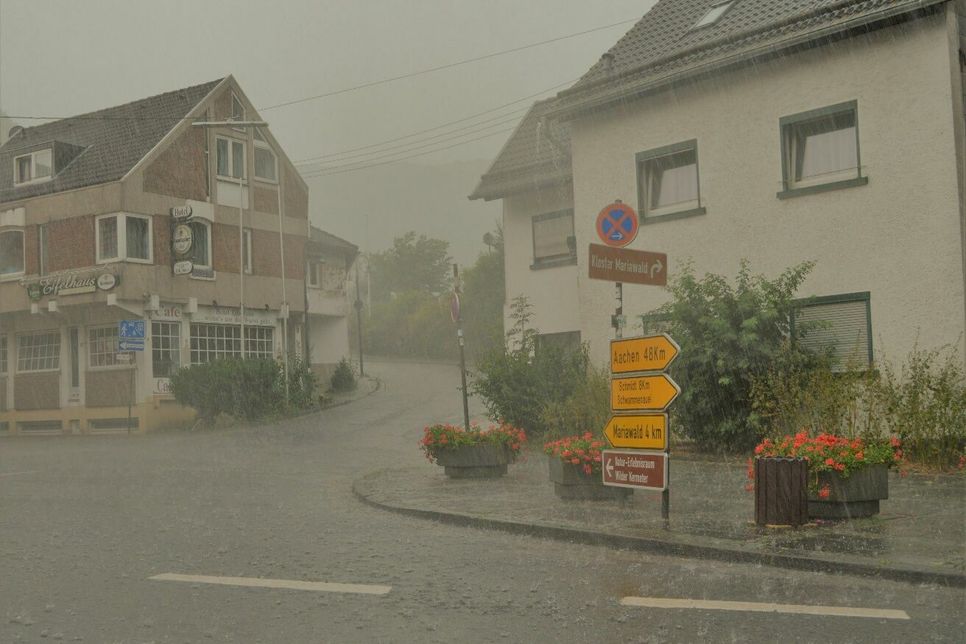 Starkregen suchte gleich zweimal das Stadtgebiet Heimbach heim und sorgte für Überschwemmungen und vollgelaufene Keller. Fotos: Feuerwehr Hembach