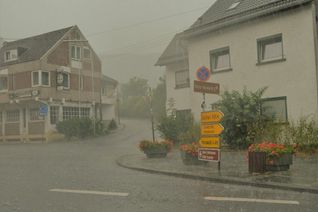 Starkregen suchte gleich zweimal das Stadtgebiet Heimbach heim und sorgte für Überschwemmungen und vollgelaufene Keller. Fotos: Feuerwehr Hembach