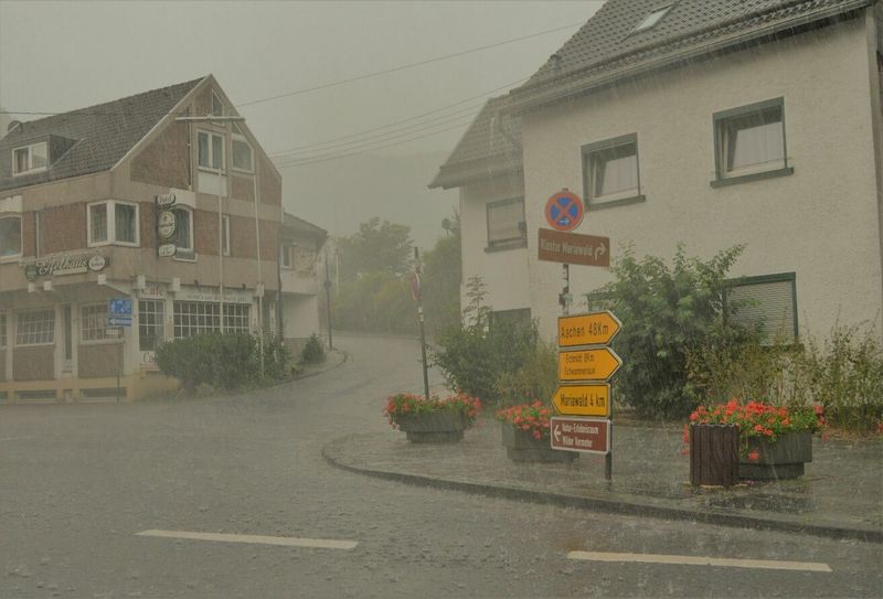Starkregen suchte gleich zweimal das Stadtgebiet Heimbach heim und sorgte für Überschwemmungen und vollgelaufene Keller. Fotos: Feuerwehr Hembach