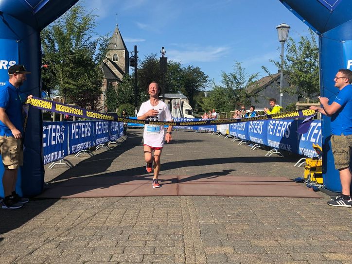 Emotionaler Triumph: André Collet widmet seinen dritten Sieg auf der Ultrastrecke seiner verstorbenen Schwiegermutter. Fotos: T. Förster