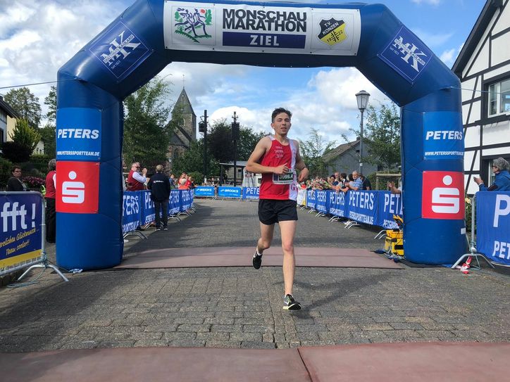 Die Staffel der Aachener TG gewinnt den gevierteilten Run durchs Monschauer Land. Fotos: T. Förster