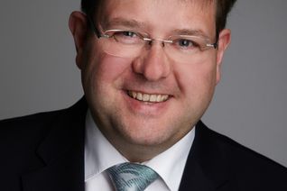 Drei Gewinner, ein Verlierer (v.l.): Joachim Kandels setzt sich bei der Bitburger Bürgermeisterwahl gegen Ralf Olk durch, Landrat Joachim Streit ist wiedergewählt und Patrick Schnieder (CDU) holt im Wahlkreis das Direktmandat bei der Bundestagswahl. Foto: Archiv/ S. Schönhofen