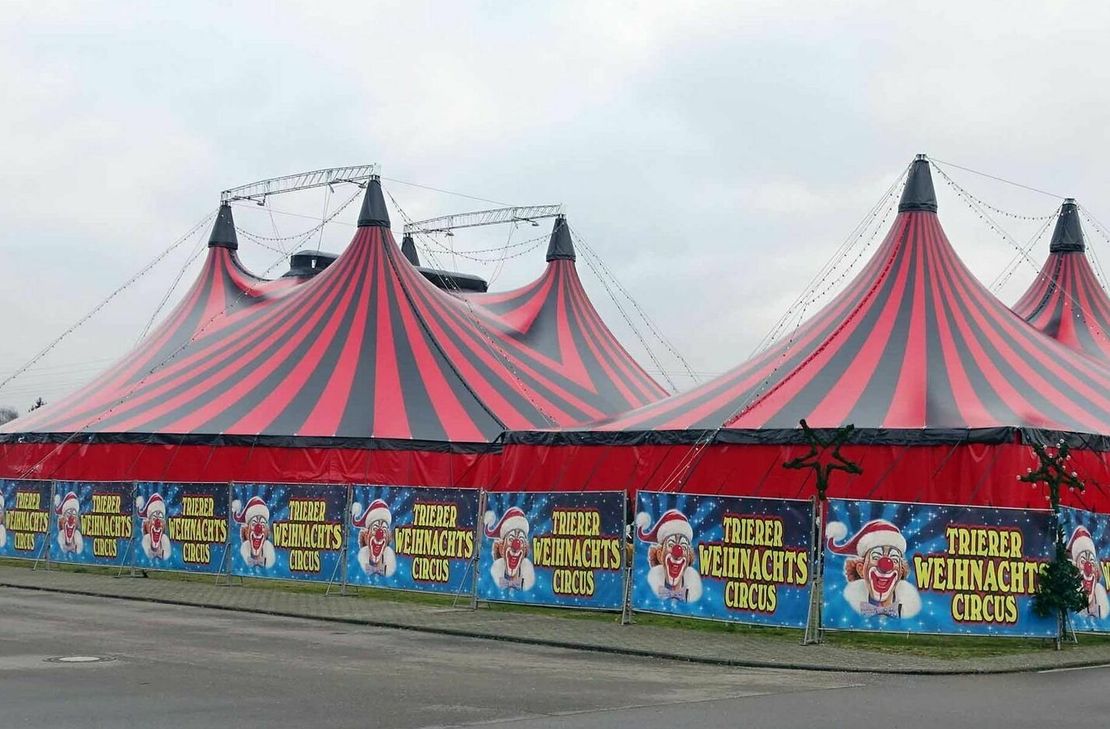 Zelt des Trierer Weihnachtscircus auf dem Messegelände in den Moselauen.