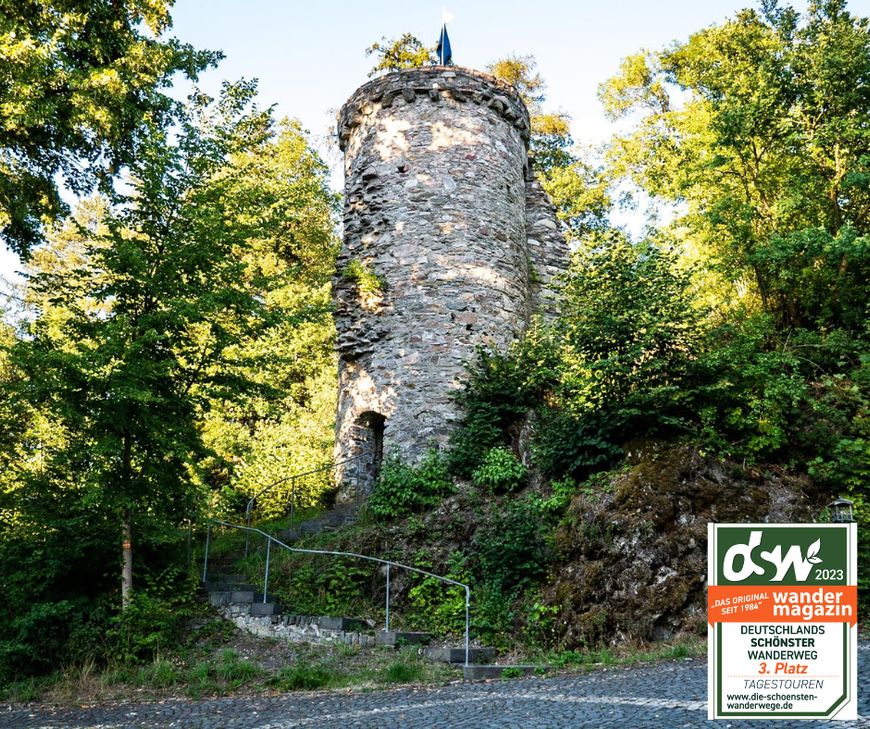Das Lecker Pfädchen führt auch entlang des Turmes von Burg Dhronecken.