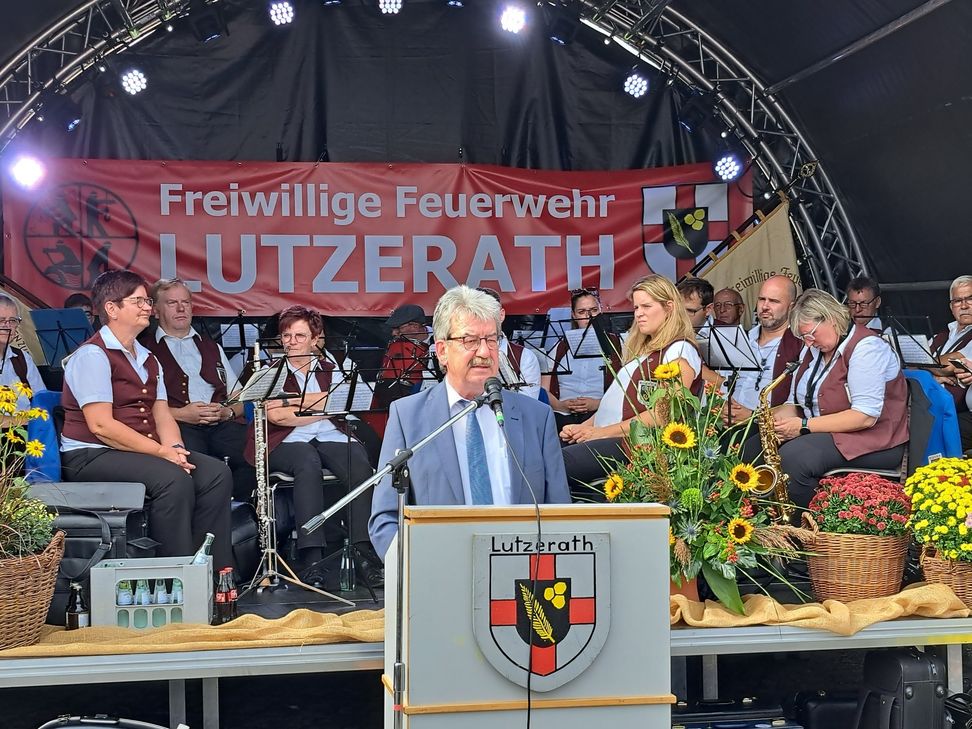 Landrat Manfred Schnur übernahm die Verleihung der Goldenen Ehrenabzeichen.