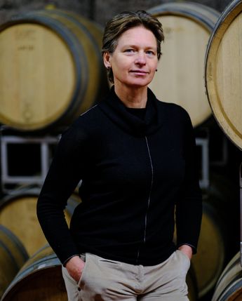 Christine Becker ist Winzerin und Sommelière in Trier-Olewig. Sie verantwortet alles "rund um den Wein": Dazu egören das traditionelle Weingut mit 3,5 Hektar und rund 20.000 Weinstöcken, der Weinkeller und das gut-bürgerliche Restaurant "Weinhaus". Die Pandemiezeit hat sie kreativ genutzt und spannende Erlebnisprogramme rund um Wein und Natur entwickelt.