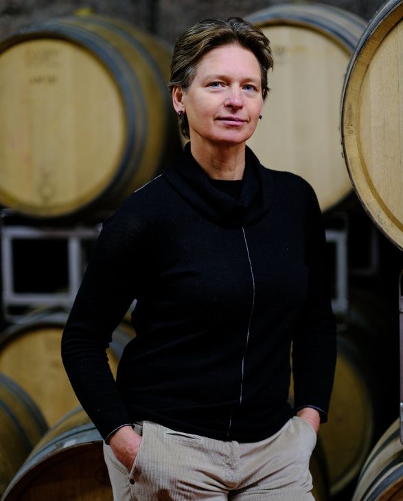 Christine Becker ist Winzerin und Sommelière in Trier-Olewig. Sie verantwortet alles "rund um den Wein": Dazu egören das traditionelle Weingut mit 3,5 Hektar und rund 20.000 Weinstöcken, der Weinkeller und das gut-bürgerliche Restaurant "Weinhaus". Die Pandemiezeit hat sie kreativ genutzt und spannende Erlebnisprogramme rund um Wein und Natur entwickelt.