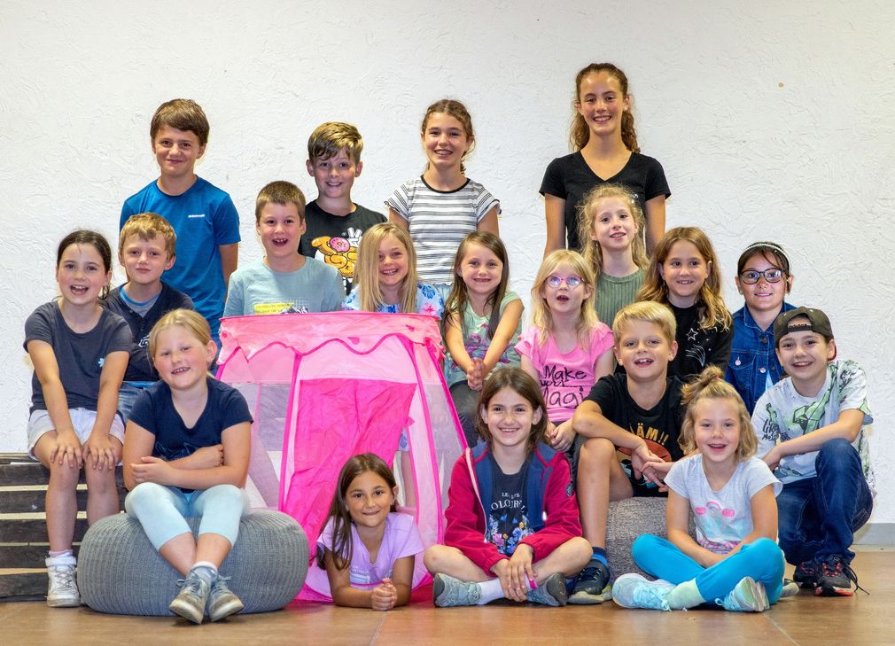 Die 19 der 20 jungen Akteure der Kindergruppe des Theatervereins »Edelweiß« Nettersheim freuen sich auf ihre Auftritte im Märchenspiel »Die Träne der Elfe«.