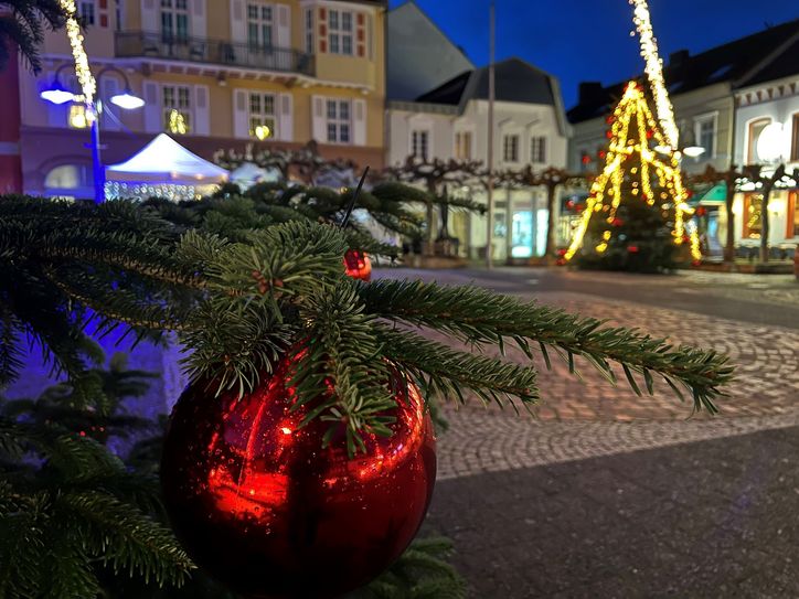 Weihnachtlich geschmückter Alter Markt in Euskirchen
