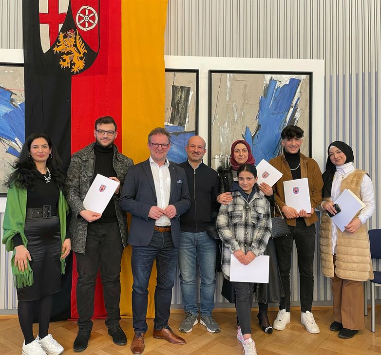 Landrat Stefan Metzdorf durfte in der vergangenen Woche 64 Menschen aus 18 verschiedenen Ländern als neue deutsche Staatsbürger:innen im Sitzungssaal der Kreisverwaltung begrüßen.