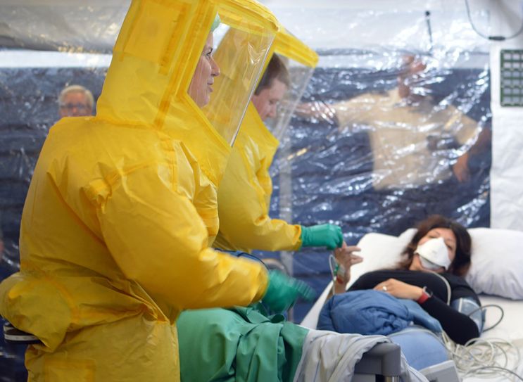 Nur in persönlicher Schutzausrüstung dürfen sich Ärzte und Pflegefachkräfte der Patientin nähern.