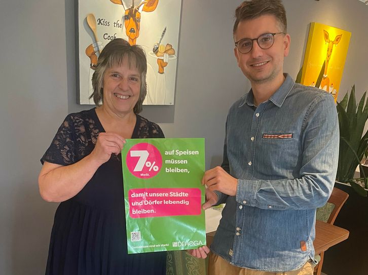 Der CDU-Landtagsabgeordnete Jens Münster (rechts) macht sich gemeinsam mit der heimischen Dehoga-Vorsitzenden Lieselotte Arnicot (links) für eine Beibehaltung des 7-prozentigen Mehrwertsteuersatzes für Gastronomie und Hotellerie stark.