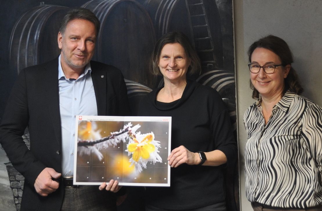 Hier ging alles mit rechten Dingen zu: Notar Frank Czaja, Caritasdirektorin Victoria Müller-Ensel und Caritas-Mitarbeiterin Iris Lorenz-Becker während der Auslosung.