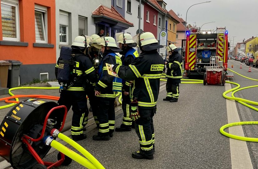 Die Helfer der Freiwilligen Feuerwehr hatten den Brand schnell unter Kontrolle und konnten den Schaden so auf den betroffenen Kellerraum begrenzen.