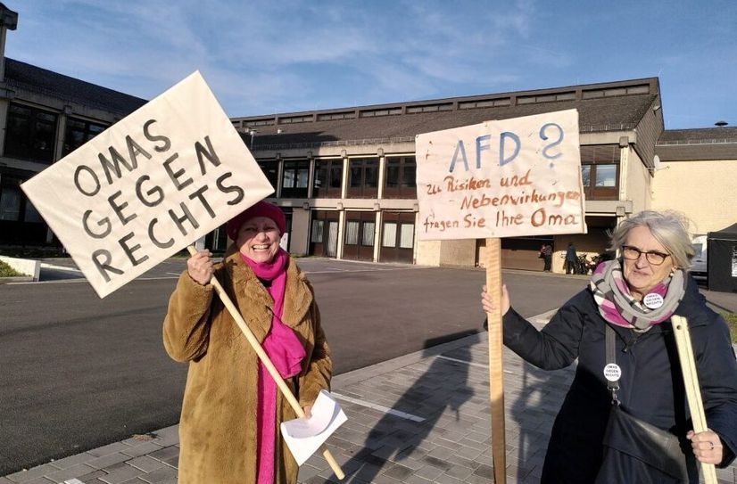 „Wir hätten nie gedacht, dass wir uns in unserem Alter noch einmal so laut gegen Rechts wehren müssen – aber wir werden es tun", versprechen die Omas gegen Rechts in ihrem Offenen Brief.