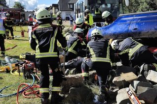 Das Szenario: Ein schwerer Verkehrsunfall mit einem Reisebus voller Kinder und zwei beteiligten PKW - einer davon auf der Seite liegend.