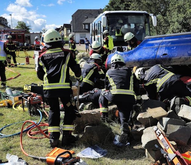 Das Szenario: Ein schwerer Verkehrsunfall mit einem Reisebus voller Kinder und zwei beteiligten PKW - einer davon auf der Seite liegend.