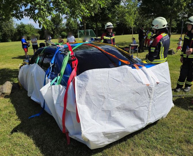 Besonders herausfordernd war ein zweiter, beteiligter Elektro-PKW, dessen Batterie wiederholt in Brand geriet. Dieses Fahrzeug musste zur Sicherheit in einem speziellen "Recover-E-Bag" unter Quarantäne gestellt werden.