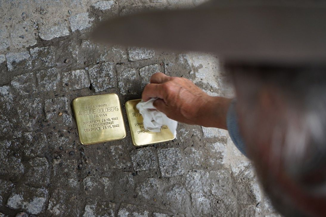 Überall in Europa erinnern sich Menschen an die Opfer des Nationalsozialismus. Initiator der glänzenden »Stolpersteine« ist der deutsche Künstler Gunter Demnig.