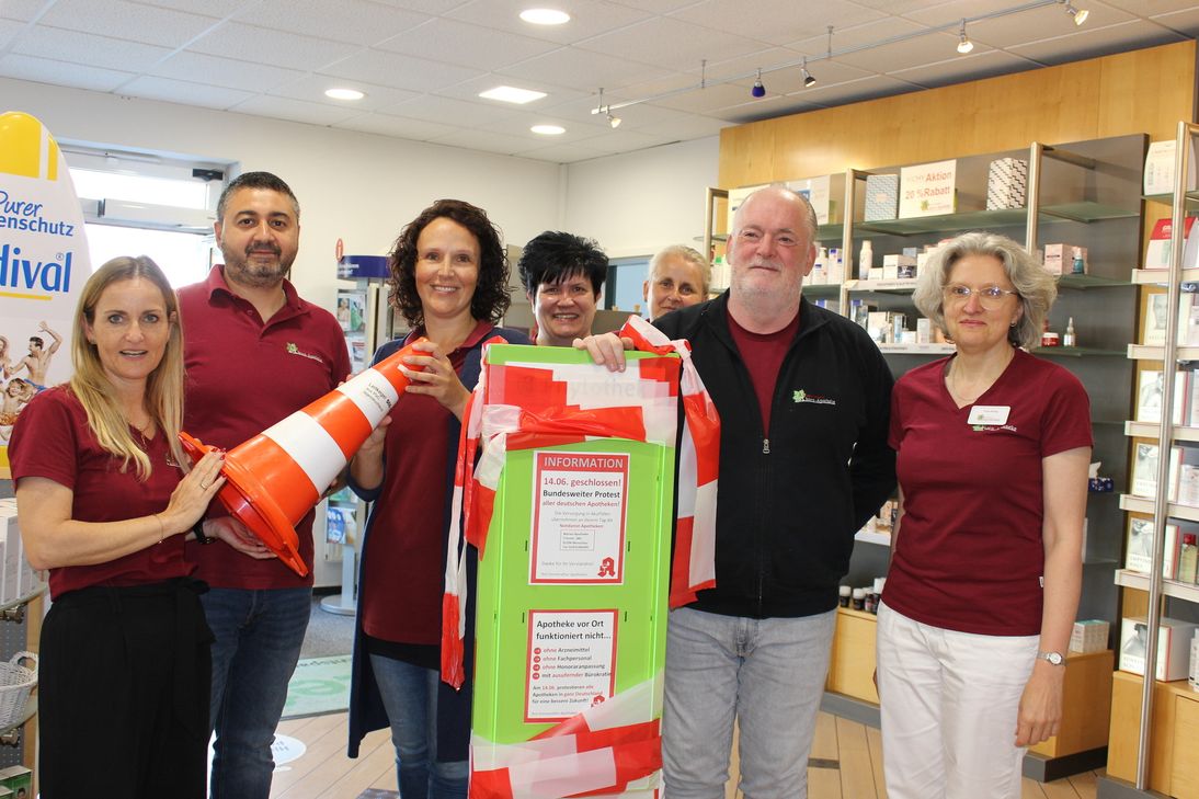 Auch Andreas Hündgen (2.v.r.) von der Ahorn-Apotheke in Simmerath wird mit seinem Team an der Streikmaßnahme teilnehmen und hat am 14. Juni geschlossen