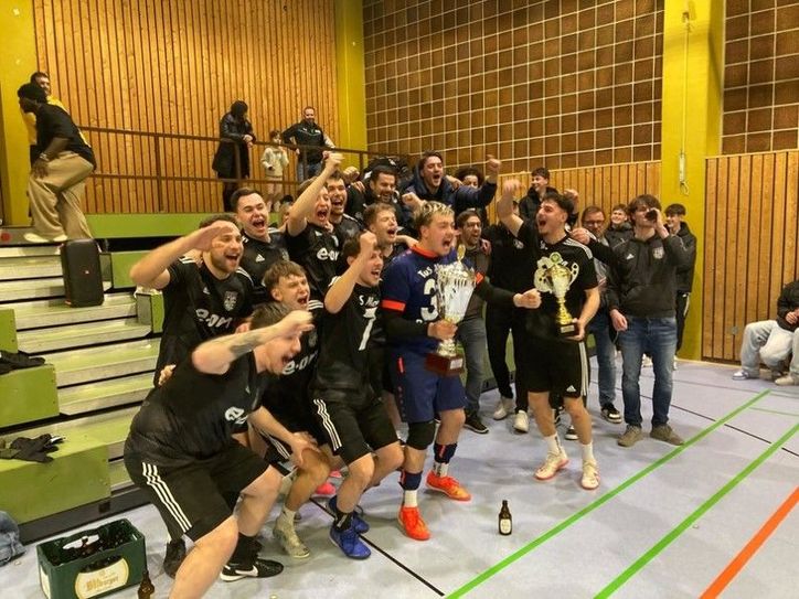 Groß war der Jubel beim TuS Mayen II nach dem sensationellen Stadtmeistertitel.