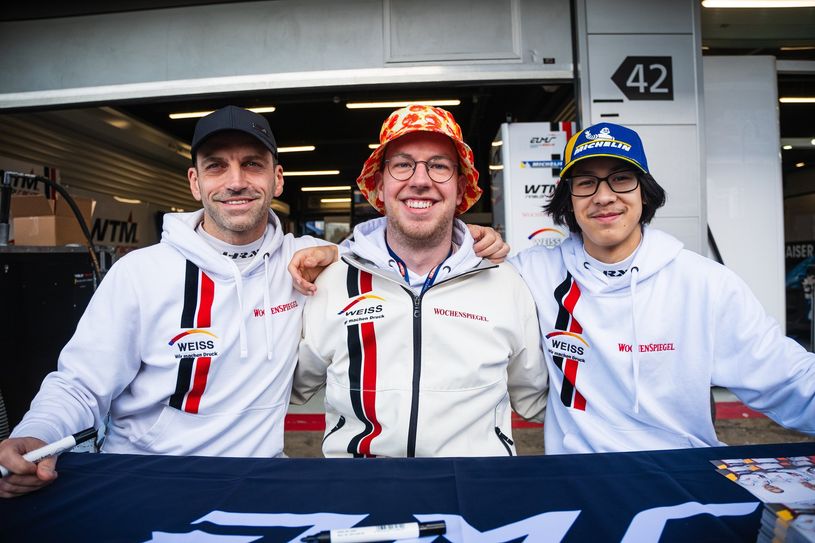 Leonard Weiss (Bildmitte) und seine Teamkollegen streben nach verheißungsvollem Auftakt einen Podestplatz an.