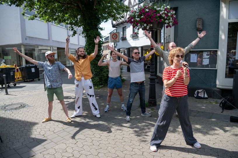 Ensemblemitglieder der Burgfestspiele geben eine Kostprobe von "Ladies Night"..