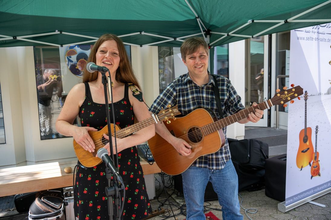 Das Duo "Seite an Saite" unterhält musikalisch.