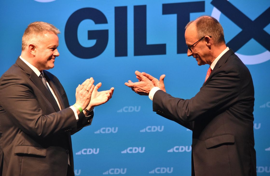 Gordon Schnieder (links), Spitzenkandidat der CDU Rheinland-Pfalz, und Bundeskanzler Friedrich Merz.