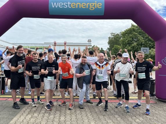 Gemeinsam stark für Bewegung und Energie: Vertreter aus Politik, Westenergie und Westnetz sowie Lehrkräfte starten beim finalen Lauf des Westenergie Distanz Duells an der IGS Hermeskeil und gehen mit gutem Beispiel voran.