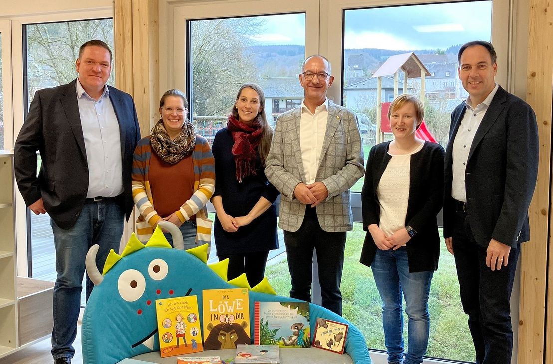 Foto (v.l.): Der Gesamtleiter der Katholische KiTa gGmbh Trier, Martin Roß, Sandra Folschette und Julia Thielen vom Elternausschuss, Bürgermeister Joachim Weber, Standortleiterin Lisa Bratanovic und der Erste Beigeordnete der VG Konz, Guido Wacht in einem der neuen Räume der Kita in Konz-Oberemmel.