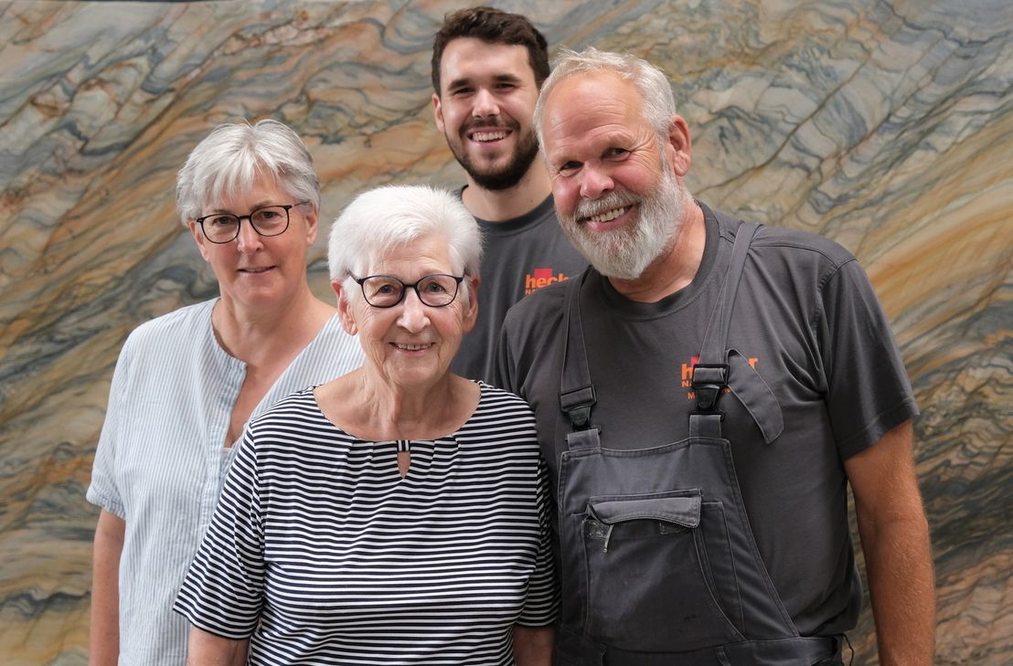 Zum Familienbetrieb "Hecker Natursteine" gehören neben Sohn Leon auch Michaels Schwester Martina Biersbach (links) und seine Mutter Gudrun.