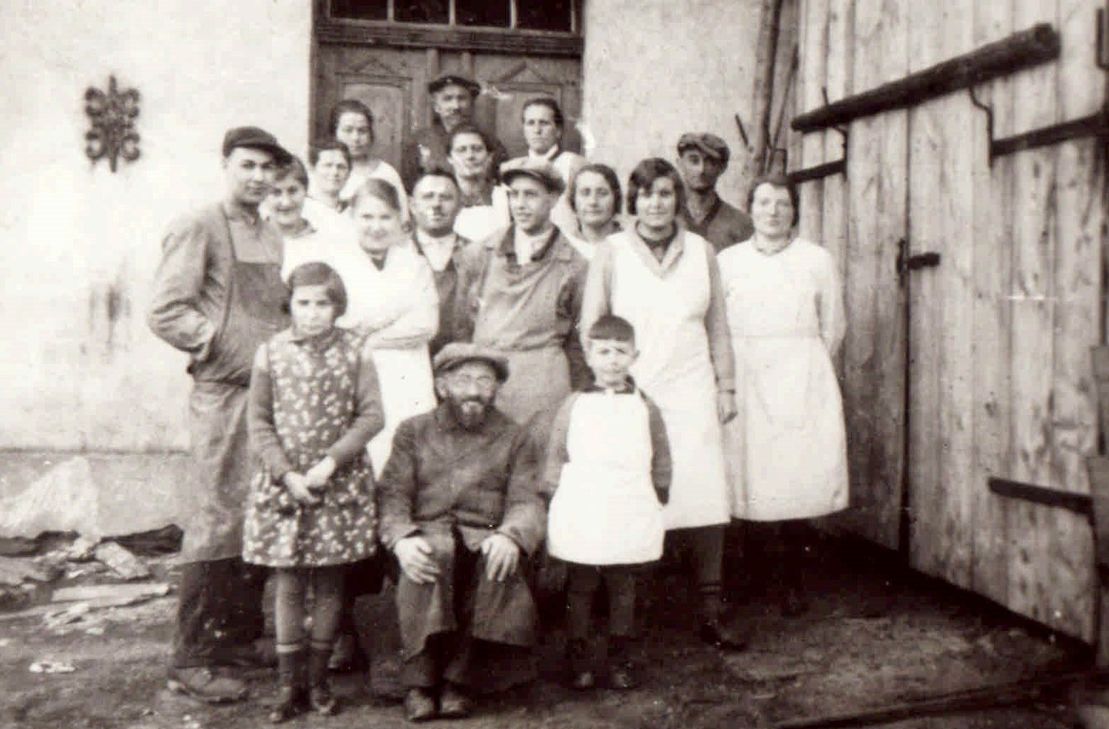 Die jüdische und überwiegend christliche Belegschaft der Mazzenbäckerei Joseph in Laufersweiler um 1932.