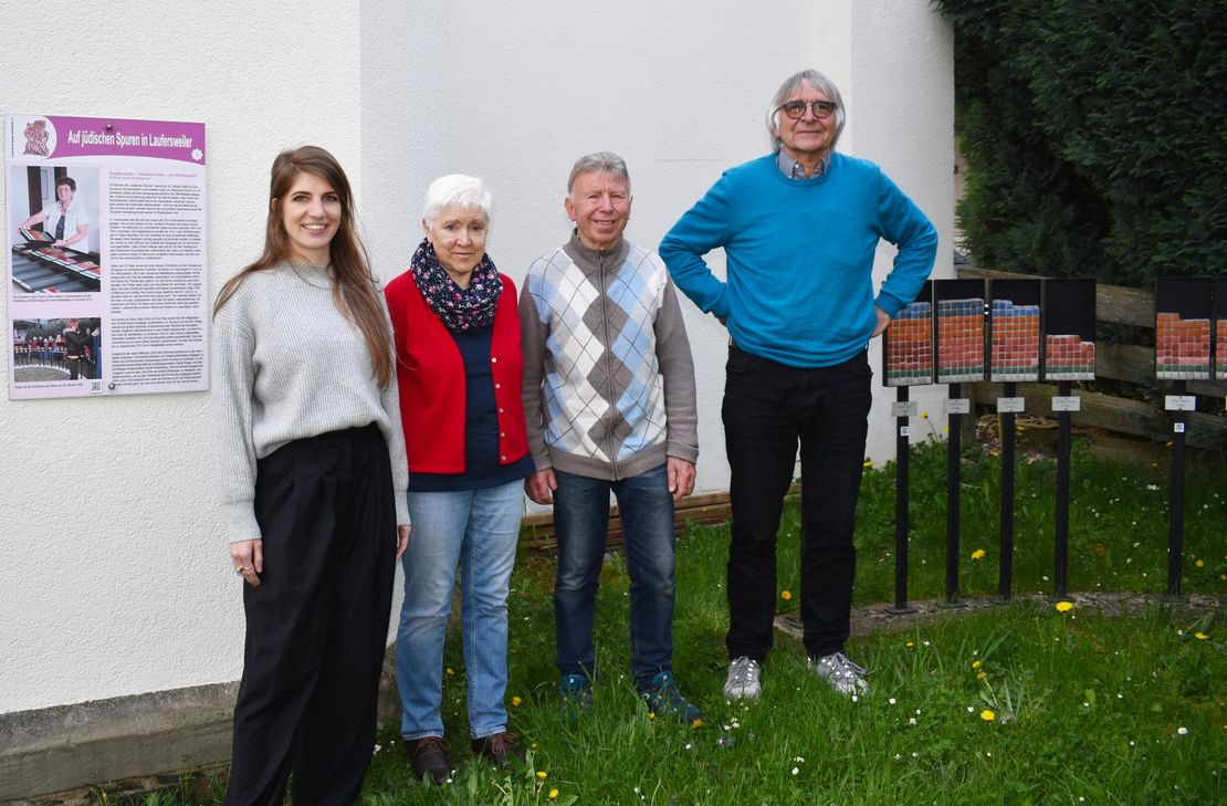 Von links: Carolin Manns, Gisela und Hermann Wagner sowie Christof Pies neben fünf der insgesamt 25 Gedenkstellen, die über die Lebensschicksale (via QR-Codes) der getöteten Juden aus Laufersweiler informieren und deren Alter (Anzahl der Würfel) zeigen.