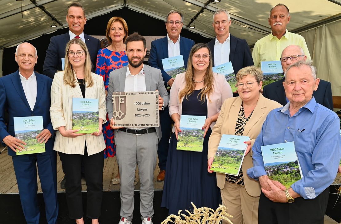 Die Ehrengäste mit der neuen Lüxemer Chronik.