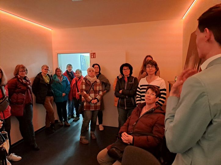 Hospizhelferinnen erhalten informative Einblicke von Mathias Franze.