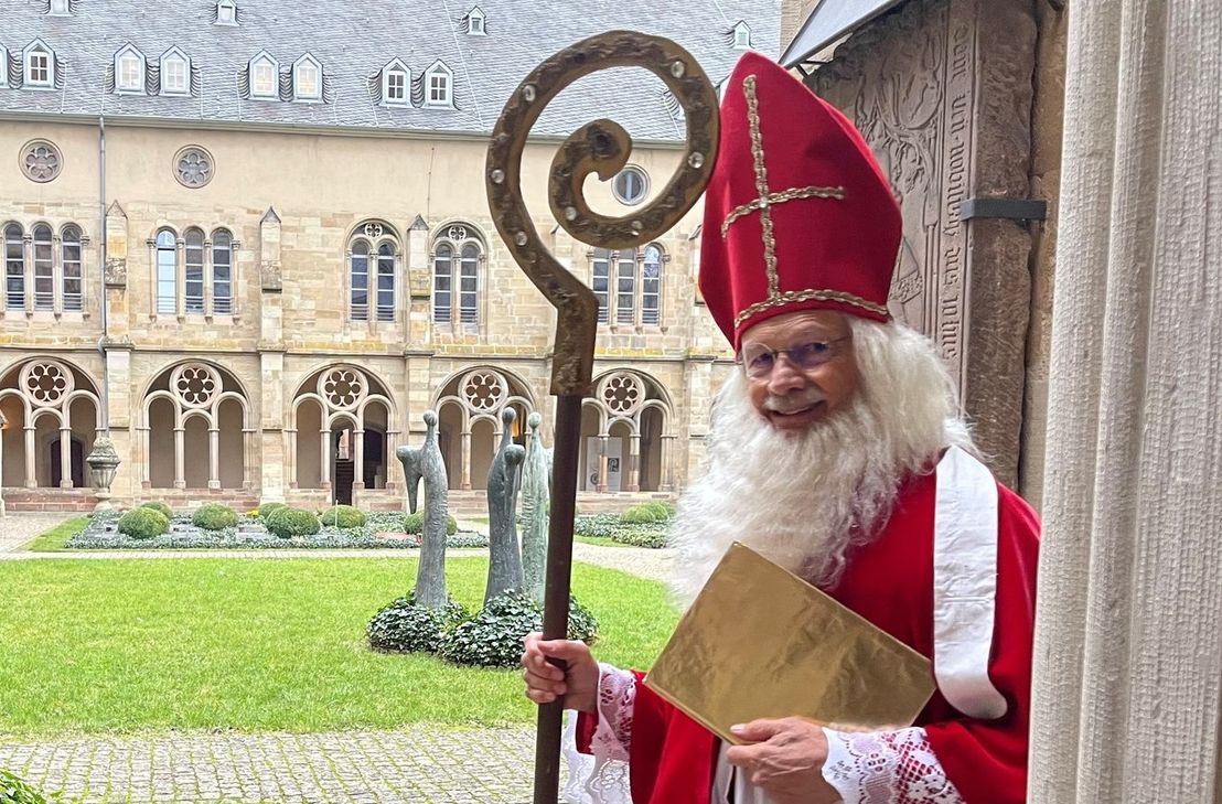 Gästebegleiter Michael Strobel, der im "Weihnachtsrundgang" als Nikolaus durch die vorweihnachtliche Innenstadt führt