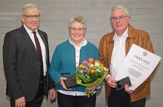 Kammerpräsident Kurt Krautscheid (links) ehrte Walter Scheid...