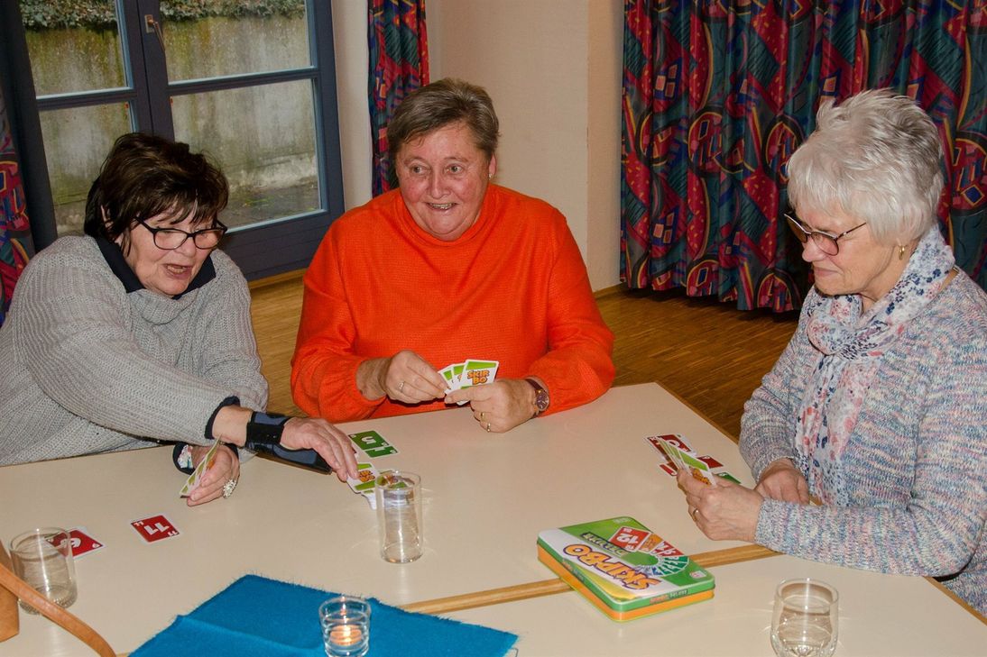 Diese Damen spielen Skip-Bo.