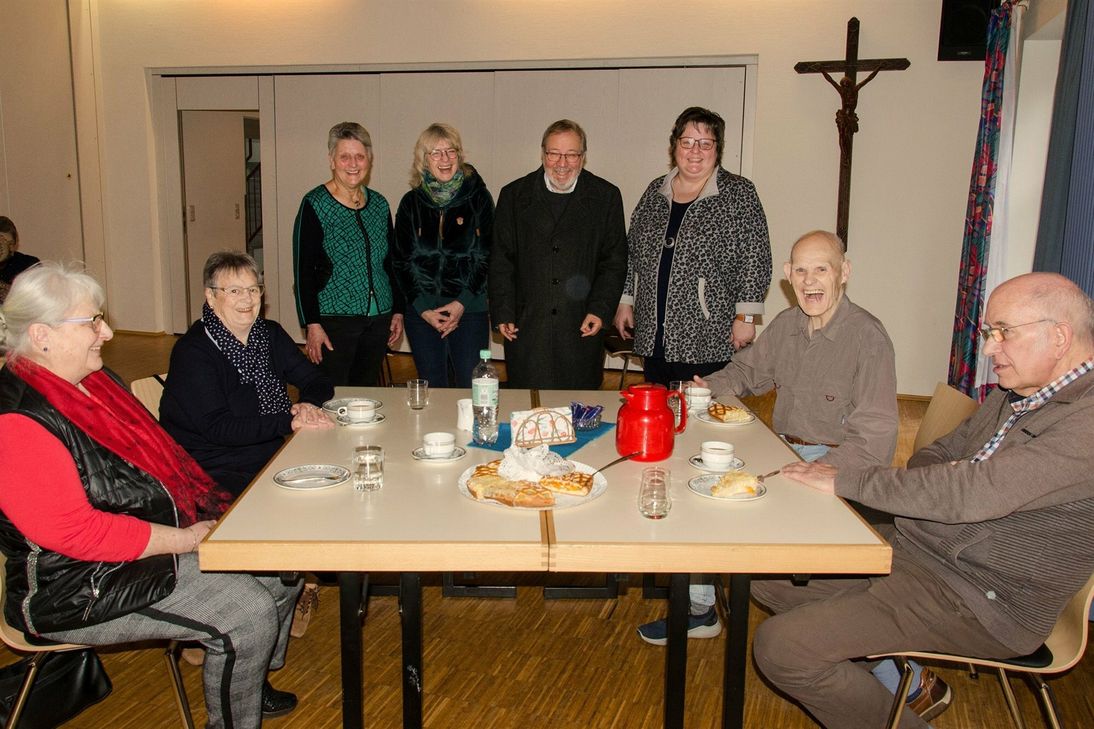 Domkapitular Hans Joachim Hellwig, Ute Stolz (Pfarreirat Kall und Caritas-Vorstand) sowie Annette Schäfer (Fluthilfe Team Caritas) begrüßten die Gäste.