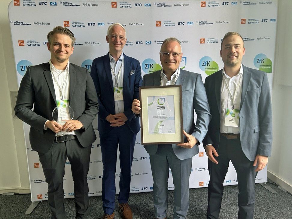 Trier ganz oben auf dem Treppchen (v.l.n.r.): Dr. Philip Schmit (Vorstandsreferent SWT), Wolfram Leibe (Oberbürgermeister der Stadt Trier und Vorsitzender des SWT-Verwaltungsrates, Arndt Müller (Vorstand SWT), Tim Rademacher (Abteilungsleiter Beteiligungsmanagement bei Stadtverwaltung Trier)