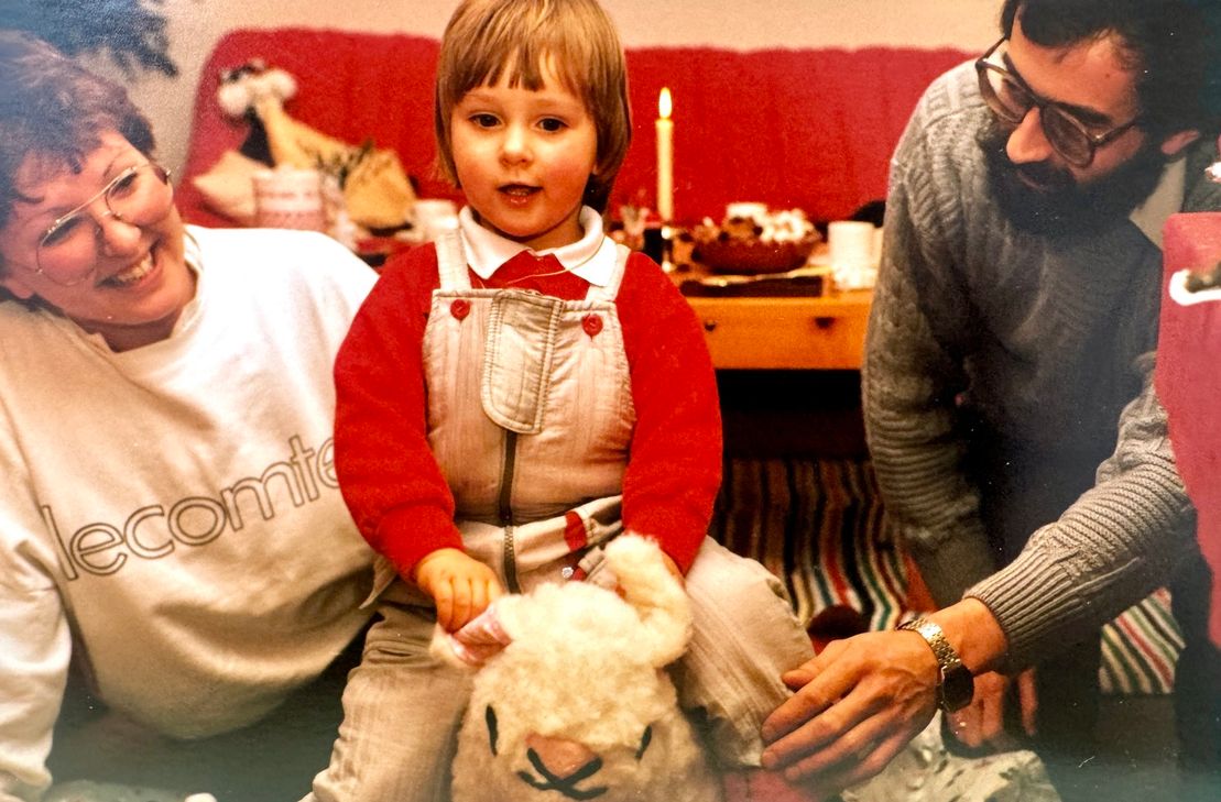 Janine Fischer im Alter von drei Jahren mit ihren Eltern bei den Weihnachtsfeierlichkeiten