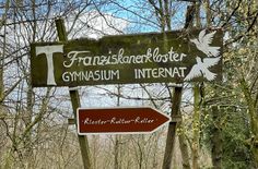Das Franziskanerkloster mit Gymnasium und Internat war über lange Zeit nicht nur der gut behütete Lernort, sondern auch ein Ort des Missbrauchs. Die Franziskus-Stiftung übernimmt Verantwortung und sucht in Vossenack das Gespräch.