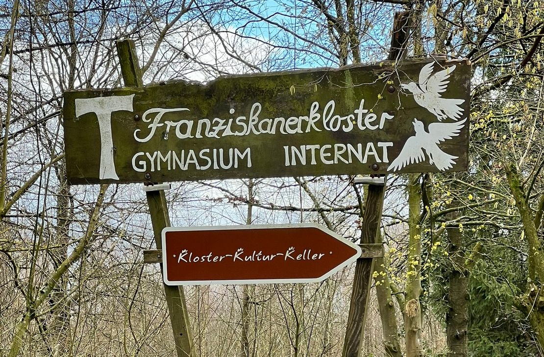 Das Franziskanerkloster mit Gymnasium und Internat war über lange Zeit nicht nur der gut behütete Lernort, sondern auch ein Ort des Missbrauchs. Die Franziskus-Stiftung übernimmt Verantwortung und sucht in Vossenack das Gespräch.
