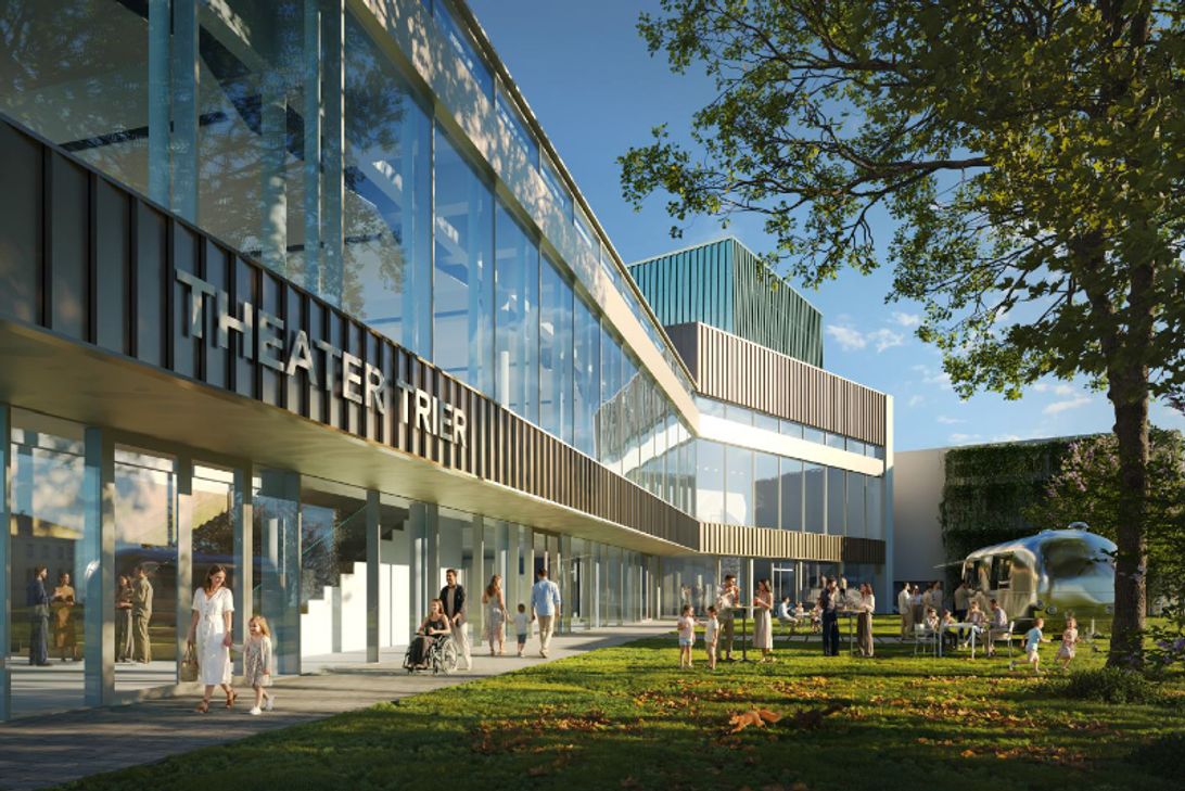 Blick auf den neuen Eingangsbereich des Theaters: Auffällig ist Weiterführung der charakteristischen Fassade des Bestandsgebäudes. So wird das umlaufende „Band“ an der Außenwand auch in der Fassade des Neubaus aufgenommen. So entsteht ein einheitliches Gesamtbild des Baus.