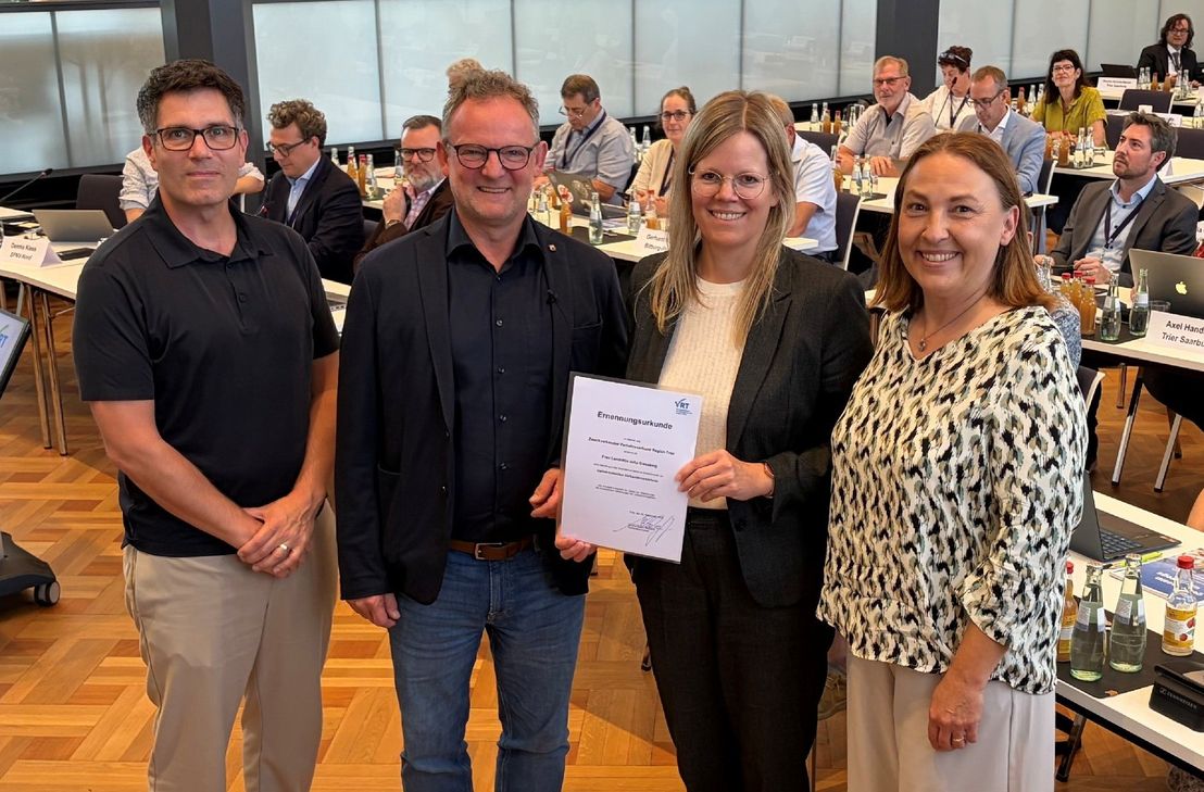 Gemeinsam für die Zukunft des Nahverkehrs in der Region: VRT-Verbandsvorsteher Stefan Metzdorf (2.v.l.) gratuliert Julia Gieseking (3.v.l.) zu ihrer Wahl als neue stellvertretende Verbandsvorsteherin des VRT. Auch die VRT-Geschäftsführenden Marcel Schillen (l.) und Barbara Schwarz (r.) und freuen sich auf die weitere Zusammenarbeit.