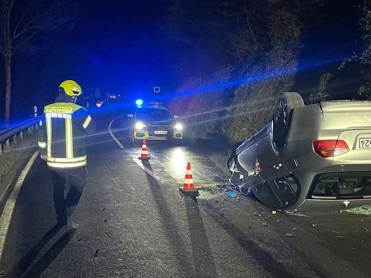 Das Auto blieb nach dem Unfall auf dem Dach liegen.
