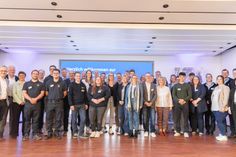 Vertreterinnen und Vertreter der geförderten Einrichtungen freuen sich über die Unterstützung der Volksbank-Stiftungen: Insgesamt 20 Projekte für Kinder und Jugendliche aus der Region wurden mit über 80.000 Euro gefördert.